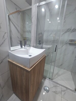 ヘアドライヤー、タオル、石鹸、トイレットペーパー