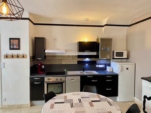 Fridge, microwave, oven, stovetop - L'étape conviviale gîte 2 for 6 people (Guitté)