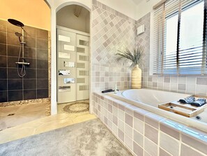 Dusche, Whirlpool, Haartrockner, Toilettenpapier