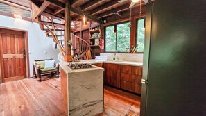 House, 2 Bedrooms, Mountainside | Dapur peribadi | Peti sejuk/penyejuk beku saiz penuh, ketuhar gelombang mikro, dapur 