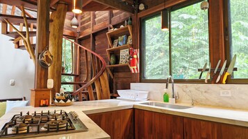 Refrigerador con freezer, microondas, placa de cocina