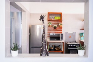 冷蔵庫、電子レンジ、オーブン、コンロ