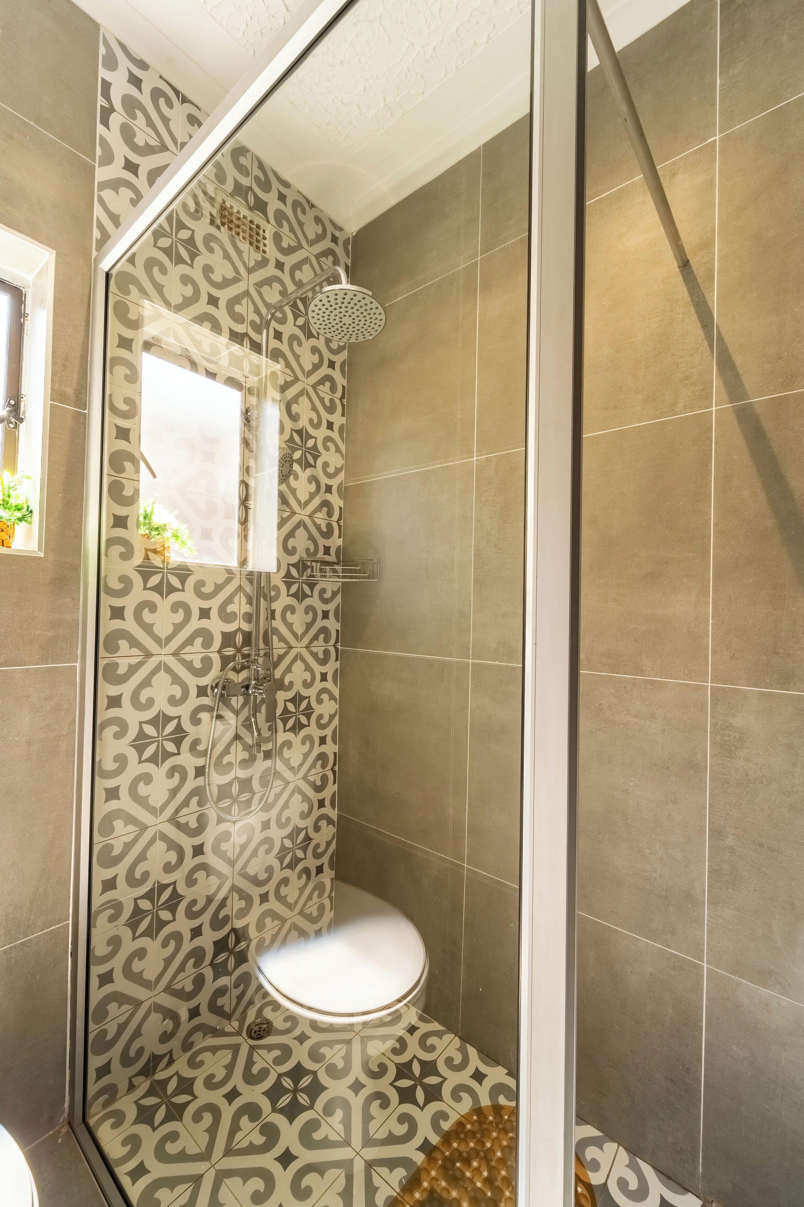 Regadera, toallas, jabón, papel de baño 