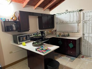 Four à micro-ondes, un four, surface de cuisson