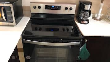 Micro-ondes, four, plaque de cuisson