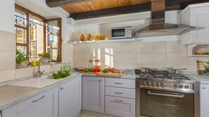 Coffee/tea maker, fridge, microwave, oven