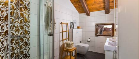 Dusj, hårføner og håndklær