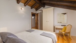 7 bedrooms, iron/ironing board, bed sheets