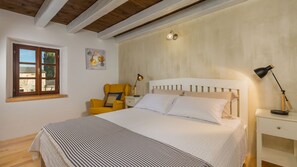 7 bedrooms, iron/ironing board, bed sheets