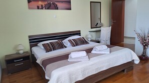 4 bedrooms, iron/ironing board, free WiFi, bed sheets