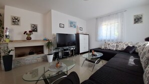 TV, fireplace