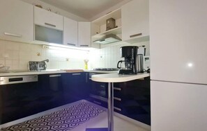 Kylskåp, mikrovågsugn, ugn och diskmaskin