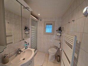 Shower, hair dryer, towels, shampoo - Boschalet in Epe (Veluwe) Comfortable, fully equipped. (Epe)
