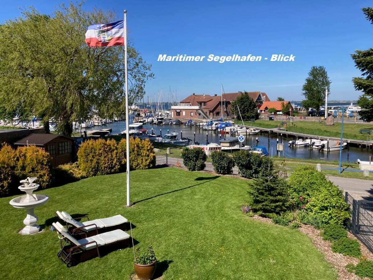 Genieße einen atemberaubenden Blick über den Segelhafen.