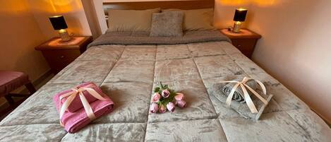 3 bedrooms, in-room safe, desk, travel cot