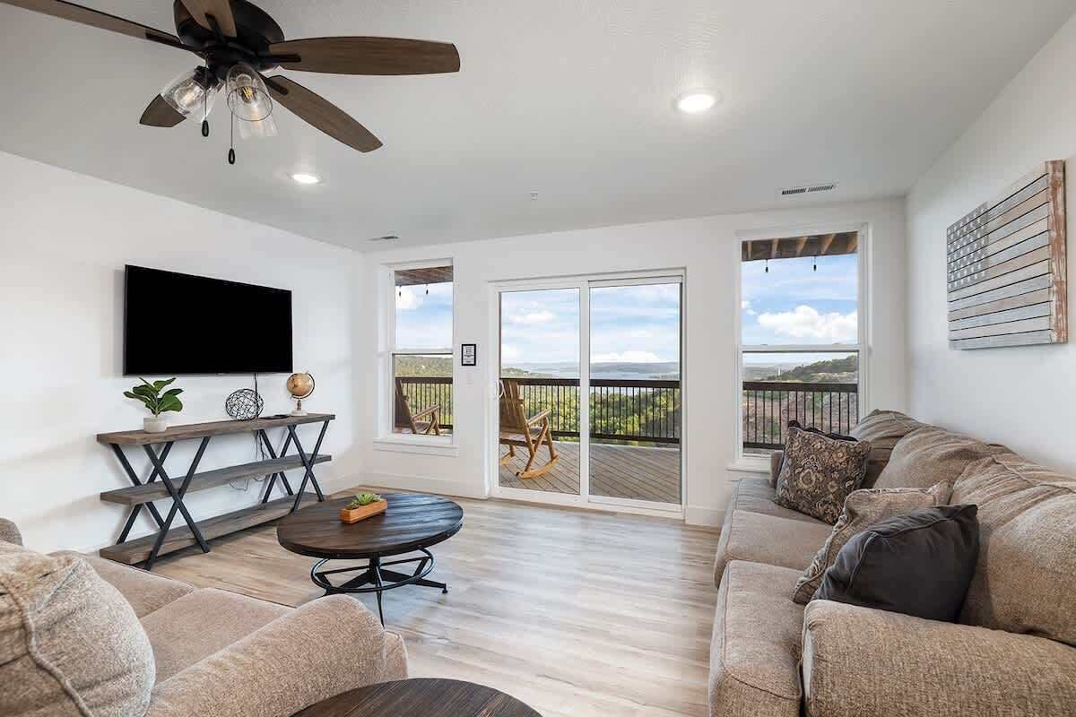 Fernseher, Kamin, Videospiele, DVD-Player