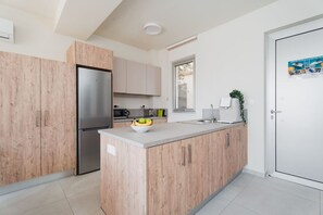 Fridge, microwave, oven, stovetop - NEW 2Br Maisonette in Luxury Resort Pool Beach (Paralimni)