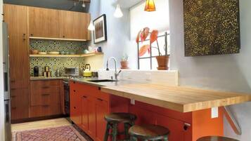 Réfrigérateur, micro-ondes, four, plaque de cuisson