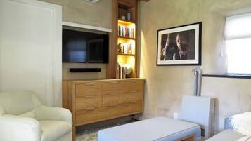 TV connectée, livres, chaîne hi-fi