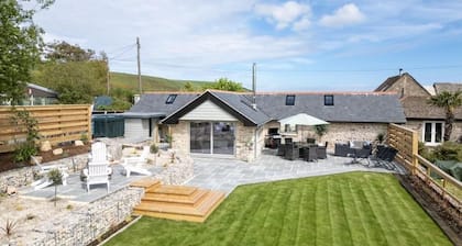 The Cow Stalls - Stunning Farmhouse with Wonderful Views and Garden