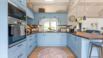 冰箱、微波炉、烤箱、炉灶