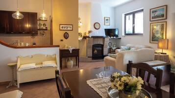 Smart-TV, Kamin, Bücher