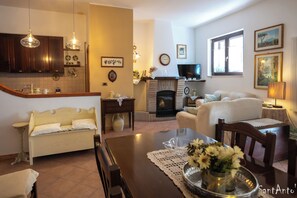 Smart-TV, peis og bøker