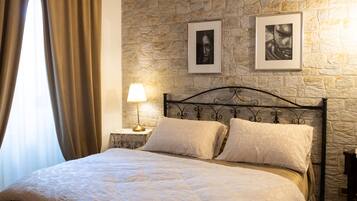 2 Schlafzimmer, Schreibtisch, Bügeleisen/Bügelbrett, Reisekinderbett