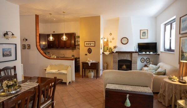 Smart TV, chimenea y libros 