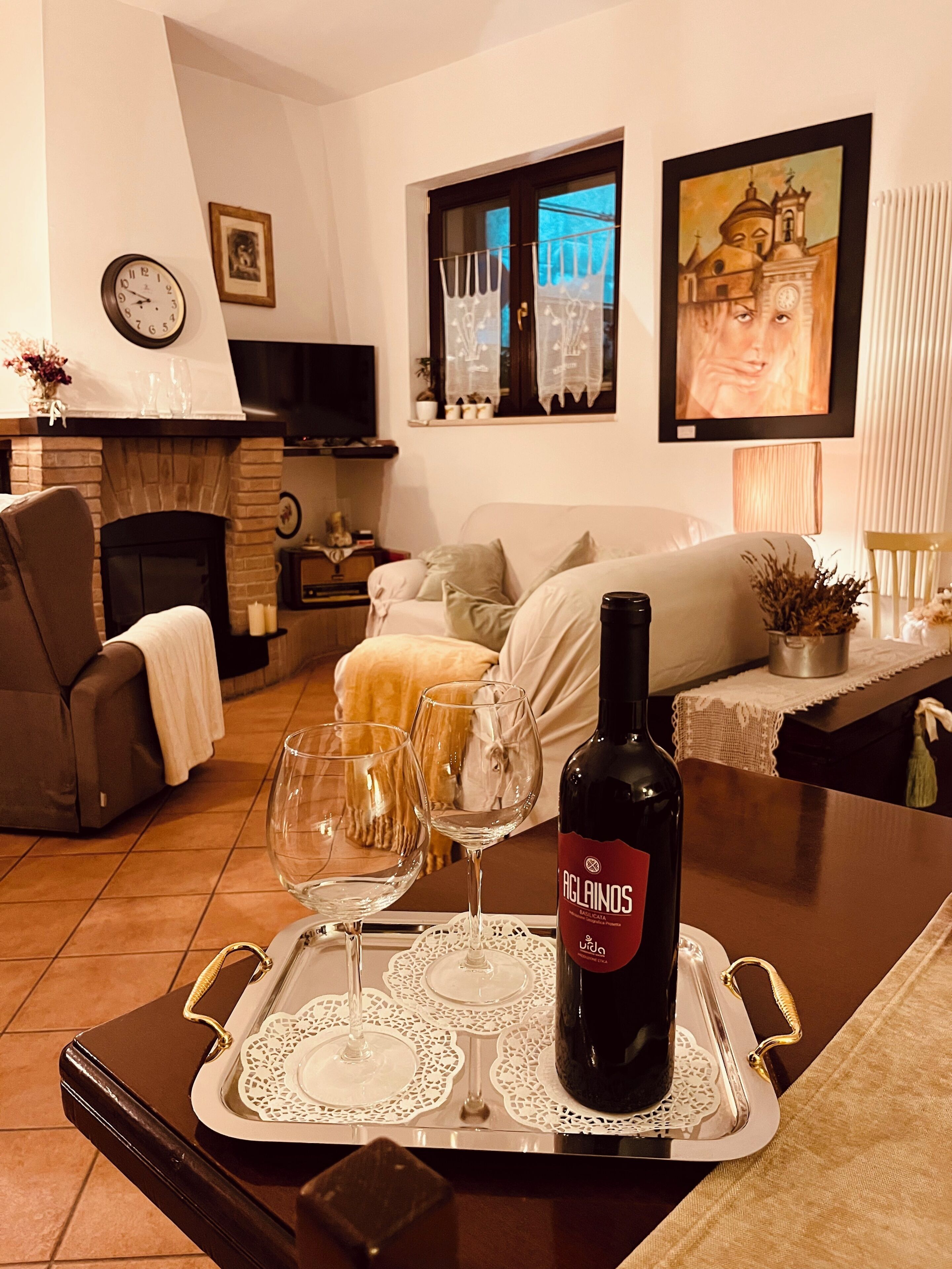 Una Smart TV, una chimenea, libros
