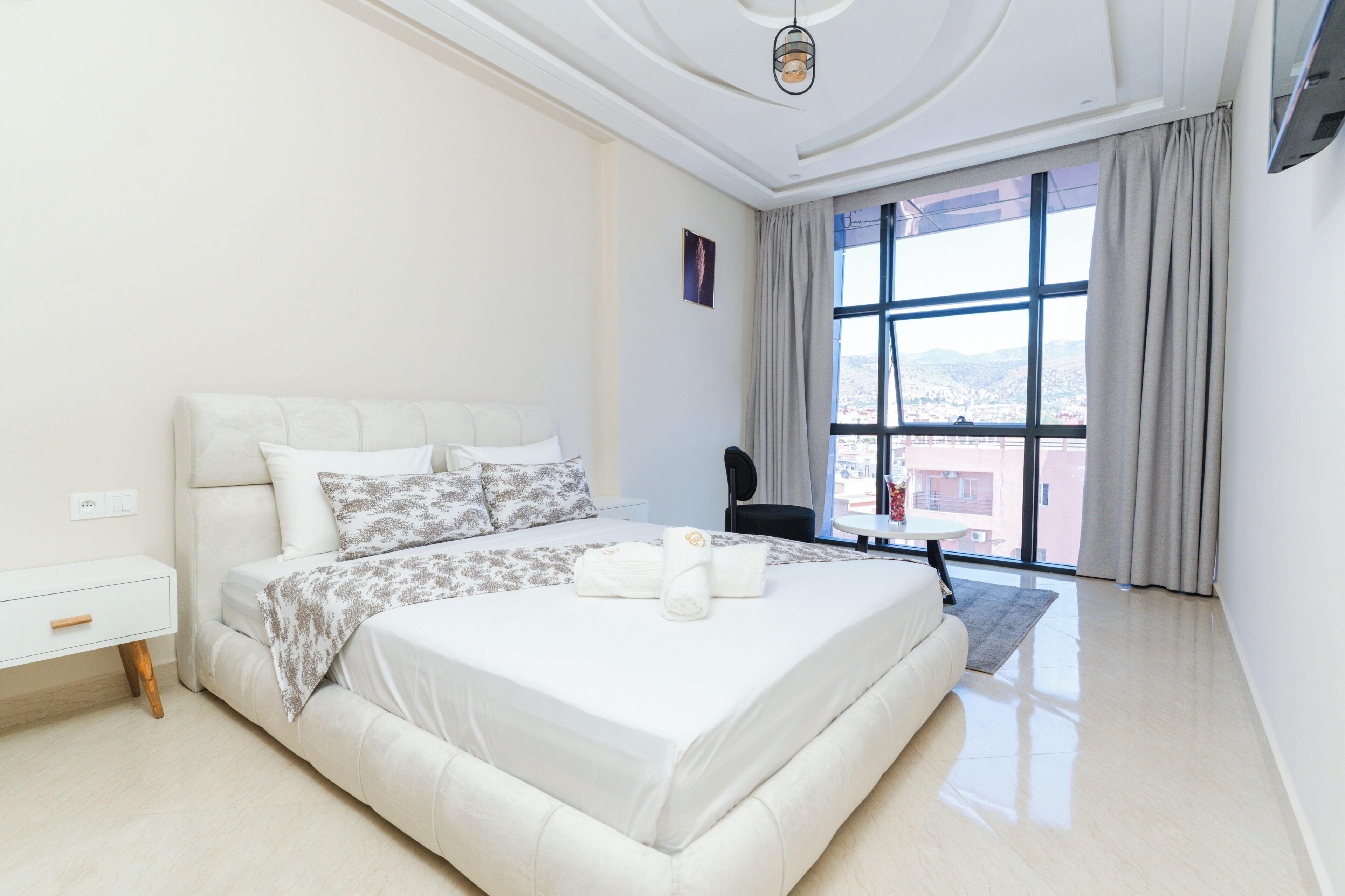 Cortinas blackout y sistema de insonorización 