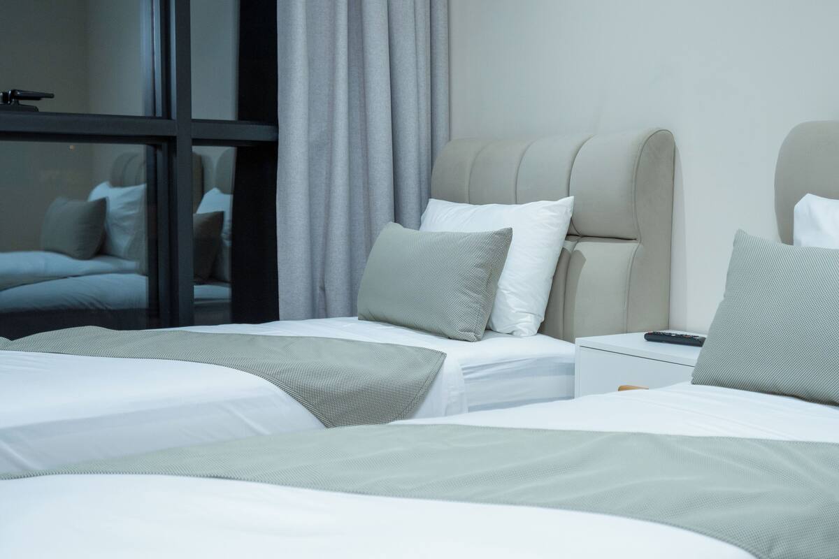 Junior-Suite, Stadtblick | 3 Schlafzimmer, Verdunkelungsvorhänge, schallisolierte Zimmer