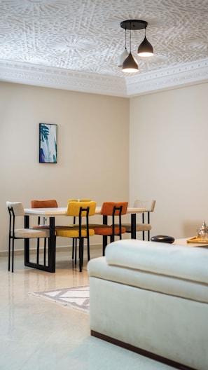 Senior-Suite, Stadtblick | Wohnbereich