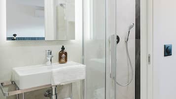 Douche, sĂšche-cheveux, serviettes fournies, savon