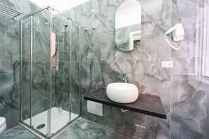 Comfort Room | Bathroom | Shower, free toiletries, hair dryer, towels - quartieri22 (Naples)