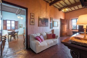 Apartment, Gartenblick | Wohnbereich | 32-Zoll-Flachbildfernseher mit Kabelempfang