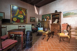 Departamento, vista al jardín | Área de sala de estar | Televisión de pantalla plana de 32 pulgadas con canales por cable 