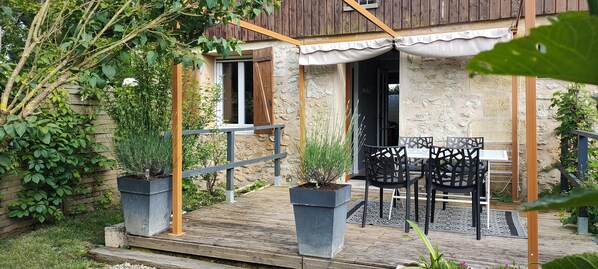 Outdoor dining - Air-conditioned gîte for 2 to 4 people, -5 min from St Emilion. Enclosed/private parking (Vignonet)