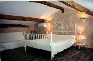 2 bedrooms, iron/ironing board, WiFi, bed sheets - Air-conditioned gîte for 2 to 4 people, -5 min from St Emilion. Enclosed/private parking (Vignonet)