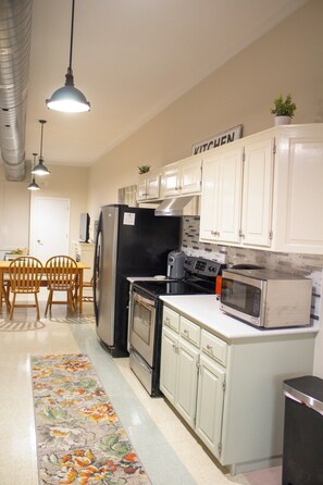 Fridge, microwave, oven, stovetop - Cozy studio in downtown Glasgow MO, walking distance to boutiques, eating, wine (Glasgow)