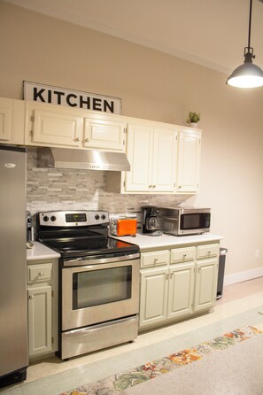 Kühlschrank, Mikrowelle, Ofen, Herdplatte