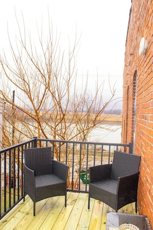 テラス / パティオ. Cozy studio in downtown Glasgow MO, walking distance to boutiques, eating, wine