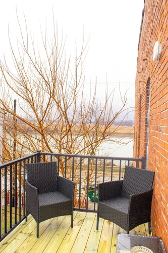 Cozy studio in downtown Glasgow MO, walking distance to boutiques, eating, wine