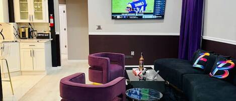 Smart TV, chimenea y libros