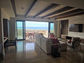 Téléviseur connecté, table de ping-pong