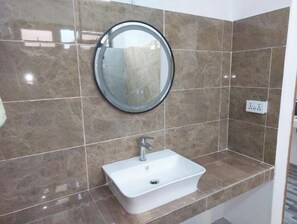 Douche, serviettes fournies, papier toilette