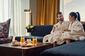 In-room safe, desk, laptop workspace, blackout curtains - Wind Creek Southland Casino and Hotel (Hazel Crest)