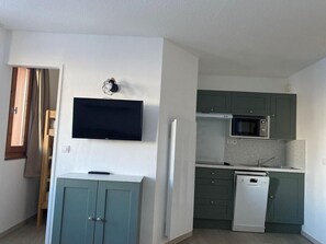 Jääkaappi, astianpesukone, kahvin-/teenkeitin, leivänpaahdin