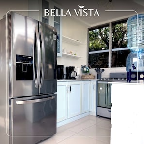 Fridge, microwave, oven, stovetop - Charming 3-bedroom house with Pool in sunny San Juan del Sur (San Juan del Sur)