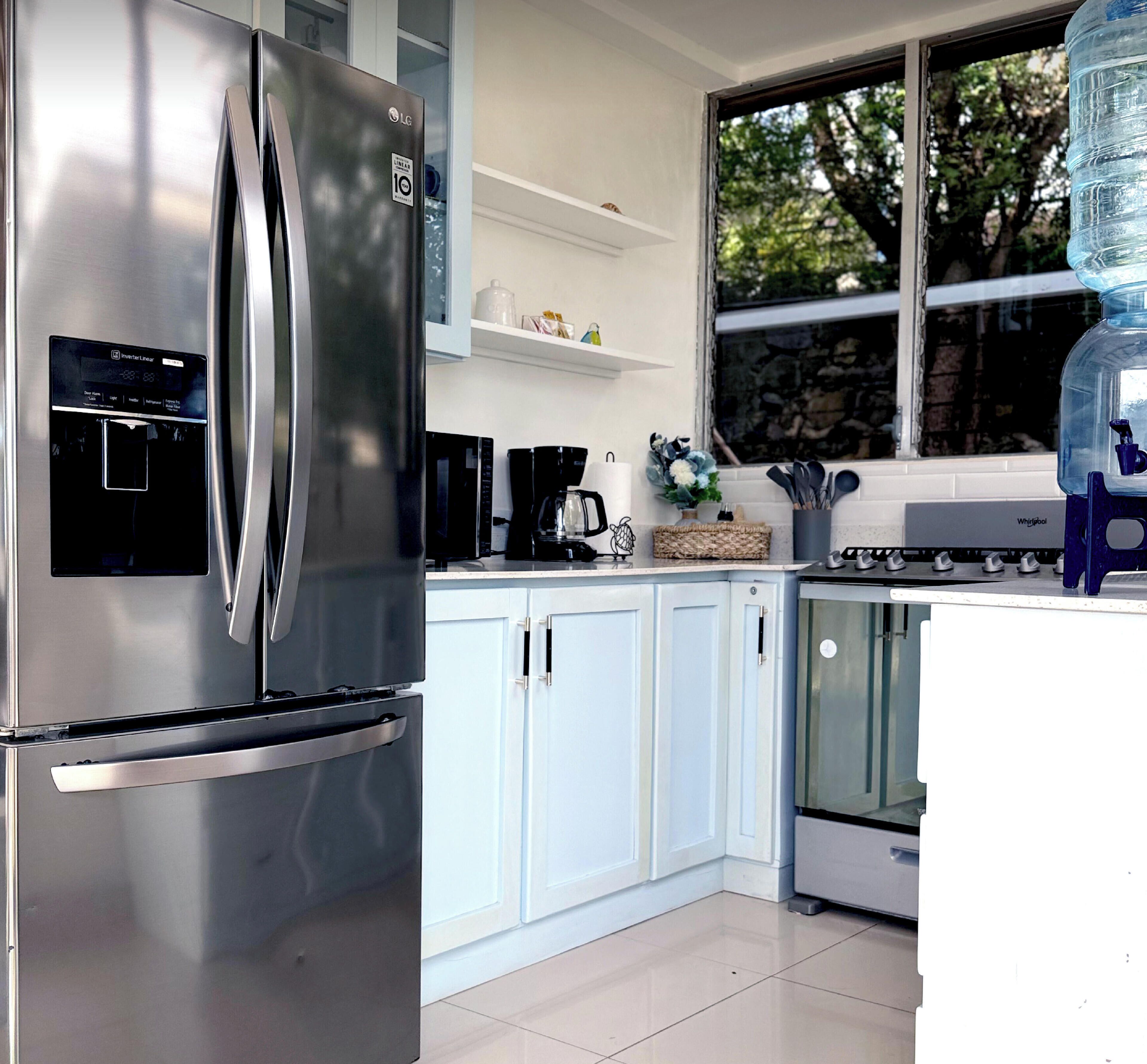 Refrigerador, microondas, horno y parrilla de estufa 